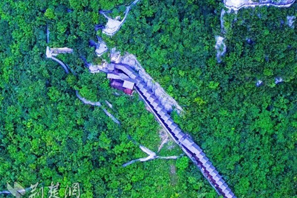A bird's eye view of the 688-meter-long escalator at Enshi Grand Canyon in Enshi city, Central China's Hubei province. (Photo from Weibo account of Hubei Daily)