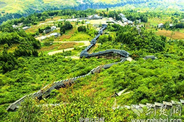The grey tile top of the escalator at Enshi Grand Canyon in Enshi city, Central China's Hubei province. (Photo from Weibo account of Hubei Daily)