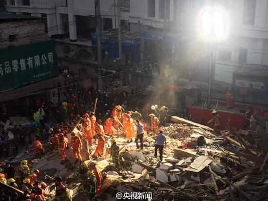 Rescuers search for survivors in the rubbles. (Photo from Sina Weibo account of CCTV)