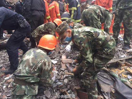 Rescuers search for survivors in the rubbles. (Photo from Sina Weibo account of CCTV)