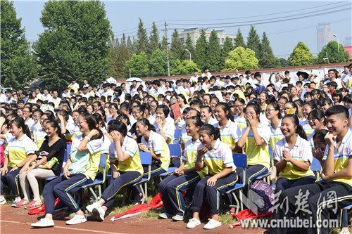 High school students watch the opera performance in Xiangyang in Hubei, Sept 1, 2016. (Photo/cnhubei.com)