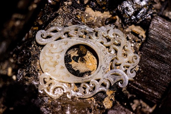 A jade pendant unearthed from the tomb. (Photo by Guo Jing/China Daily)