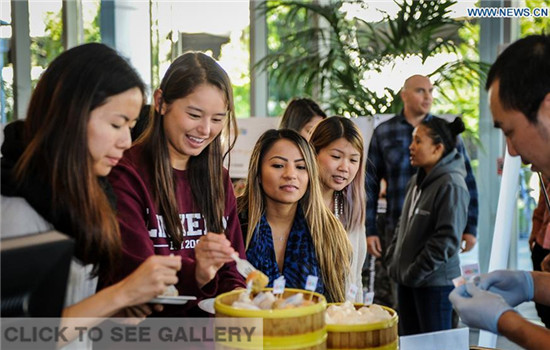 Employees get some Guangdong cuisine at a cafeteria of a high tech firm in Silicon Valley, the United States, Oct. 11, 2016. (Xinhua/Zhang Chaoqun)