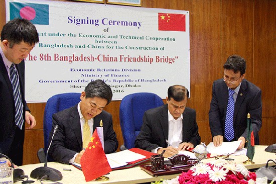 Chinese ambassador Ma Mingqiang signed the Agreement on Economic and Technical Cooperation between China and Bangladesh in Dhaka, Bangladesh on April 7, 2016. (Photo/Xinhua)