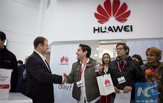 Huawei's Argentinean marketing director Rodrigo Ubeda (L) delivers the first Y6 smartphone to Nicolas Alganaraz (C), at a store of the telecommunication giant of China, in Buenos Aires city, Argentina, on Sept 30, 2016. (Photo/Xinhua)