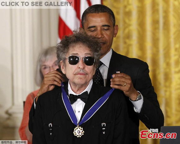 U.S. President Obama awards the Presidential Medal of Freedom to Bob Dylan in 2012. (Photo/Agencies)