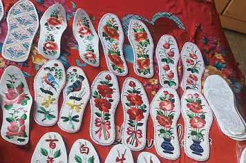 Hand-made insoles by Qu Shuanling on display in her cave house. Photo/China Daily)
