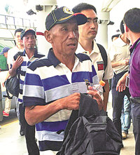 One of the Chinese sailors arrives at Kenyatta International Airport in Nairobi, Kenya, on Sunday. SUNRUIBO/ XINHUA