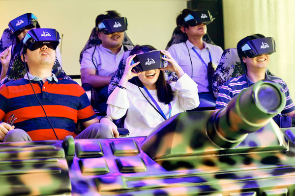 Reporters from Chinese and Russian media outlets experience virtual reality technology at Guangzhou Nined Digital Technology Company in Tianhe district in Guangzhou, Guangdong province, on Oct 28, 2016. (Photo by Zhu Xingxin / China Daily)