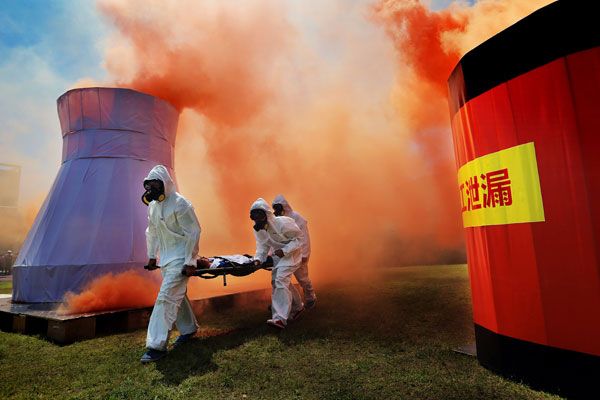 Rescuers transport an 'injured' person during a drill that simulated nuclear leakage in Taizhou, Zhejiang province, in 2015. (Photo/Xinhua)