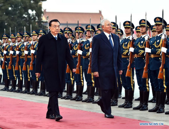 Chinese Premier Li Keqiang (L) holds a welcome ceremony for visiting Malaysian Prime Minister Najib Razak before their talks in Beijing, capital of China, Nov. 1, 2016. (Photo: Xinhua/Li Tao)