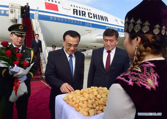 Chinese Premier Li Keqiang (2nd L, front) tries snacks upon his arrival in Bishkek, Kyrgyzstan, Nov. 2, 2016.  (Xinhua/Zhang Duo)