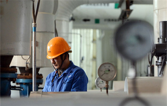 A worker checks heating facilities at a heating supply company in Lanzhou, Northwest China's Gansu province on Oct 28. Lanzhou started to supply heat on Oct 29. (Photo/Xinhua)