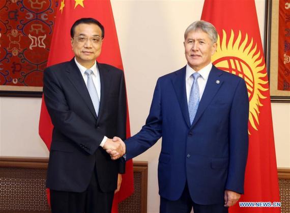 Chinese Premier Li Keqiang (L) meets with Kyrgyz President Almazbek Atambayev in Bishkek, Kyrgyzstan, Nov. 2, 2016. (Photo: Xinhua/Yao Dawei)