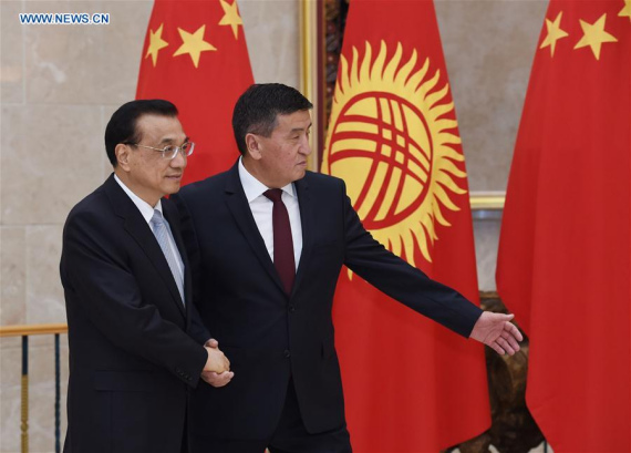 Chinese Premier Li Keqiang (L) holds talks with Kyrgyz Prime Minister Sooronbay Jeenbekov in Bishkek, Kyrgyzstan, Nov. 2, 2016. (Photo: Xinhua/Rao Aimin)