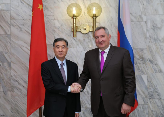 Chinese Vice Premier Wang Yang (L) shakes hands with Russian Deputy Prime Minister Dmitry Rogozin at the 20th meeting of the Joint Commission for the Regular Prime Ministers' Meetings of China and Russia in Moscow, Russia, on Nov. 2, 2016.(Xinhua/Bai Xueqi)