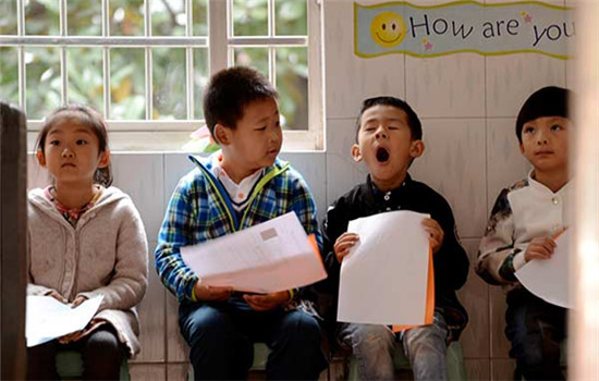 Children wait for interviews to enroll in the private Changjiang Experimental Primary School in Hangzhou, Zhejiang province, last year.(Dong Xuming / For China Daily)