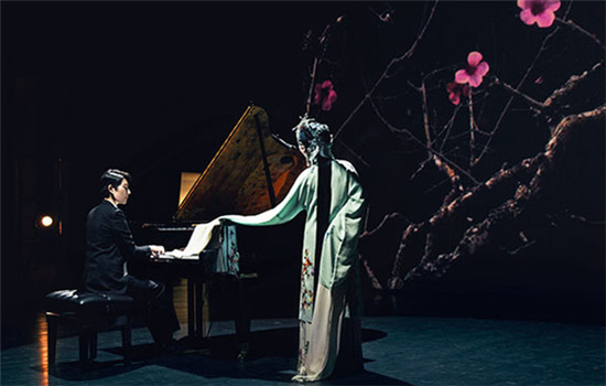 Gu Jieting and Kunqu Opera actress Lu Jia share the stage during the show Rencontre between Debussy and Du Liniang.