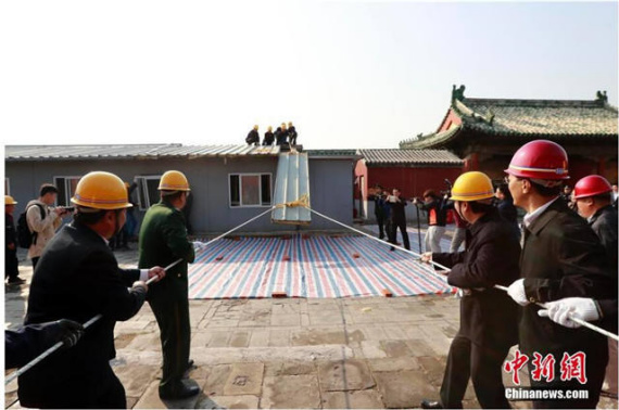 Workers demolish a makeshift building at the Palace Museum. (File photo/Chinanews.com)