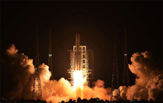 China's brand-new heavy-lift carrier rocket Long March-5 blasts off from Wenchang Space Launch center in South China's Hainan province, trailing a vast column of flame.(Photo/Xinhua)