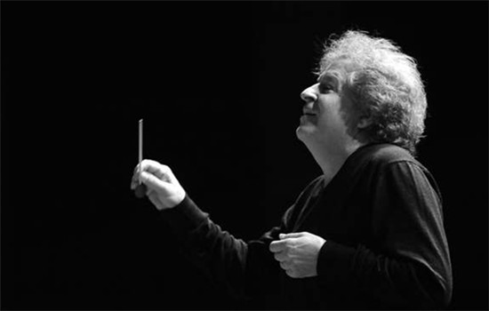 Italian conductor Rico Saccani takes the baton of the Guiyang Symphony Orchestra. (Photo provided to China Daily)