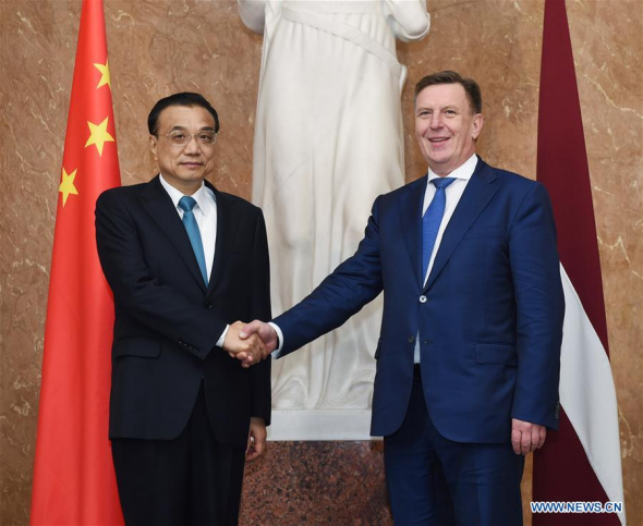  Chinese Premier Li Keqiang (L) holds talks with his Latvian counterpart Maris Kucinskis in Riga, Latvia, Nov. 4, 2016. (Photo: Xinhua/Rao Aimin)