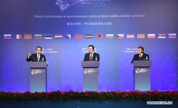 Chinese Premier Li Keqiang, Latvian Prime Minister Maris Kucinskis and Hungarian Prime Minister Viktor Orban (L to R) attend a joint press conference after the Fifth Meeting of Heads of Government of Central and Eastern European Countries (CEEC) and China in Riga, Latvia, Nov. 5, 2016. (Xinhua/Rao Aimin)