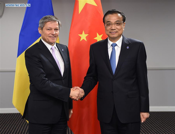 Chinese Premier Li Keqiang (R) meets with Romanian Prime Minister Dacian Ciolos in Riga, capital of Latvia, Nov. 5, 2016. (Xinhua/Xie Huanchi)