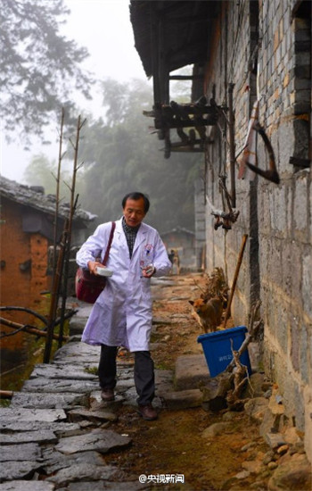 Li Qinru is on his way to a patient's home. (Photo/CCTV)