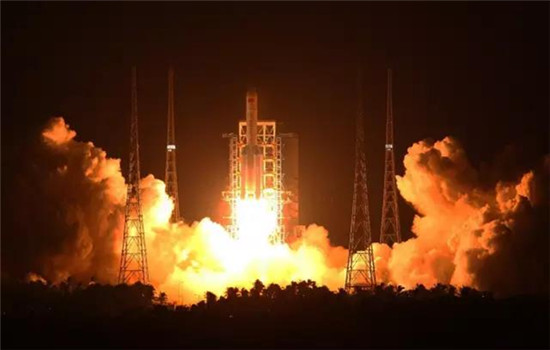 China's newly-developed heavy-lift carrier rocket Long March 5 blasts off at 8:43pm on Nov 3 at Wenchang Space Launch Center in South China's Hainan Province.(Photo/Xinhua)