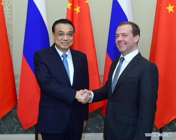 Chinese Premier Li Keqiang (L) shakes hands with his Russian counterpart Dmitry Medvedev at the 21st China-Russia Prime Ministers' Regular Meeting in St. Petersburg, Russia, Nov. 7, 2016. (Photo: Xinhua/Zhang Duo)