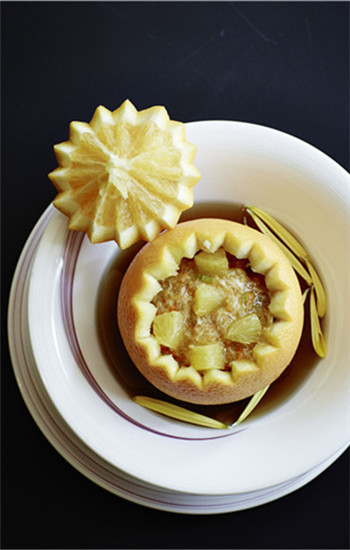 Braised hairy-crab meat in whole orange with Shaoxing wine. (Photo provided to China Daily)