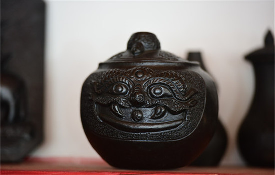 Ancient images on the pots.  (CHEN CHUANGYE/CHINA DAILY)