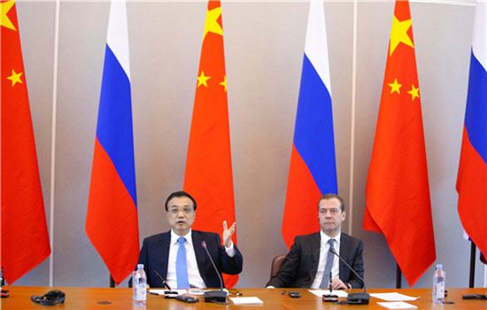 Premier Li Keqiang and Russian Prime Minister Dmitry Medvedev meet the press together in St Petersburg, Russia, on Nov 7, 2016. (Photo provided to chinadaily.com.cn)