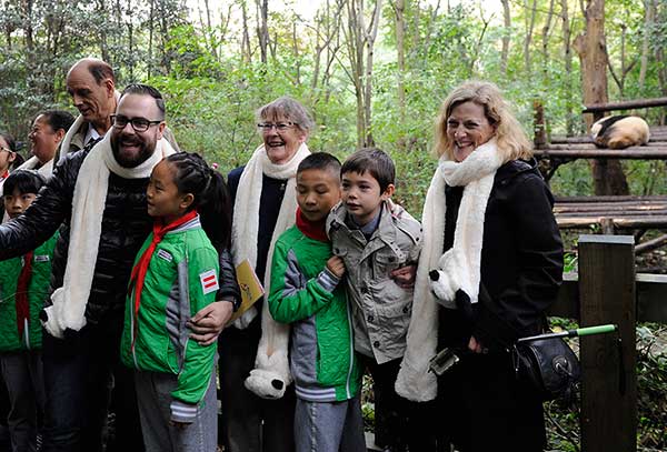 A delegation of Canadians, including children of missionaries who lived in the area in the 1930s, visits the Chengdu Research Base of Giant Panda Breeding in Sichuan province on Tuesday.An Yuan / China News Service