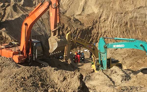 The search for a 5-year-old boy who fell into a well gets underway in Lixian county, Hebei province, on Tuesday.(Quan Yi/For China Daily)