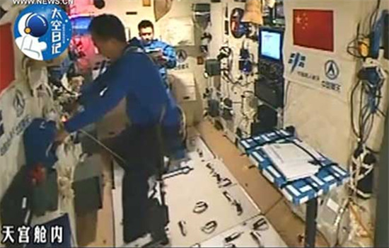 Taikonauts exercise in the space lab Tiangong-2.(Photo/Xinhua)