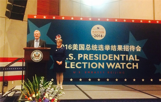 U.S, ambassador to China, Max Baucus (L), addresses to the press in the U.S. embassy in Beijing on Wednesday.(Photo/chinadaily.com.cn)