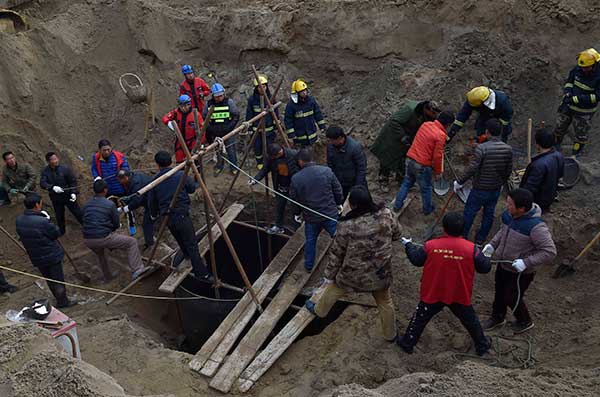 Rescue efforts to save a 6-year-old boy who fell into a dry well in Baoding, Hebei province, continues on Wednesday.(Huo Yan'en/For China Daily)
