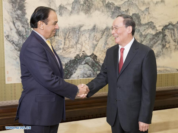 Wang Qishan (R), secretary of the Communist Party of China (CPC) Central Commission for Discipline Inspection (CCDI), meets with Qamar Zaman Chaudhry, chairman of the National Accountability Bureau of Pakistan, in Beijing, capital of China, Nov. 9, 2016. (Photo: Xinhua/Huang Jingwen)