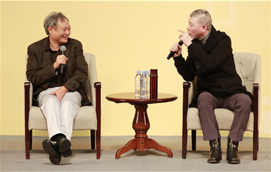 Director Feng Xiaogang has a conversation with Ang Lee at Tsinghua University on Monday. (CHINA DAILY)