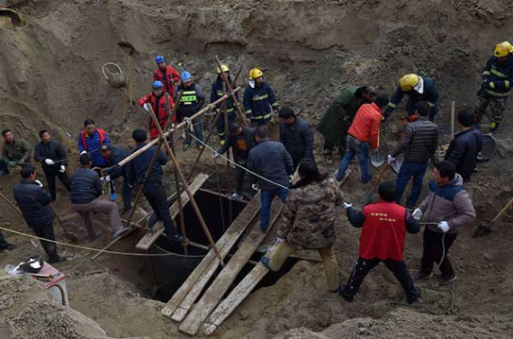 Rescue efforts to save a 6-year-old boy who fell into a dry well in Baoding, Hebei province, continues on Wednesday.(Photo:Huo Yan'en/For China Daily)