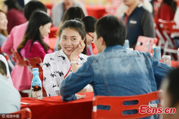 Singles attend a blind date party at a park in Dongguan City, South Chinas Guangdong Province, March 20, 2016.  (Photo/CFP)
