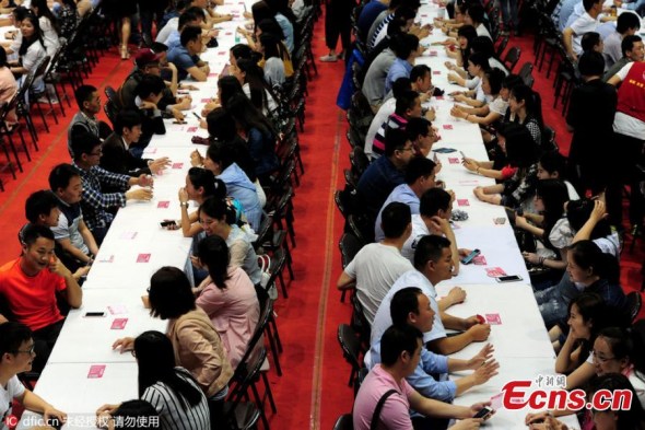 Single people interview each other during a matchmaking event in Hangzhou, Zhejiang province on May 29, 2016. More than 20,000 singletons participated in the event. (Photo/IC)