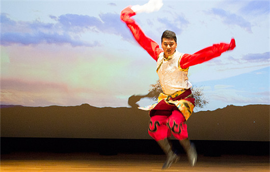 Tibetan dancer Zewangluo performs Dancing Bells at Asia Society Texas Center.(Photo/chinadaily.com.cn)