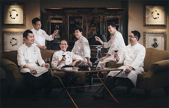 Chefs at Hong Kong's T'ang Court, which keeps its three-star listing in the 2017 Michelin Guide Hong Kong and Macao. (CHINA DAILY)