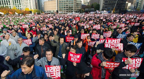 People attend a rally in downtown Seoul, capital of South Korea, Nov. 12, 2016. South Koreans staged peaceful rallies across central Seoul on Saturday night to demand President Park Geun-hye step down over a scandal involving her longtime confidante and former aides. (Xinhua)
