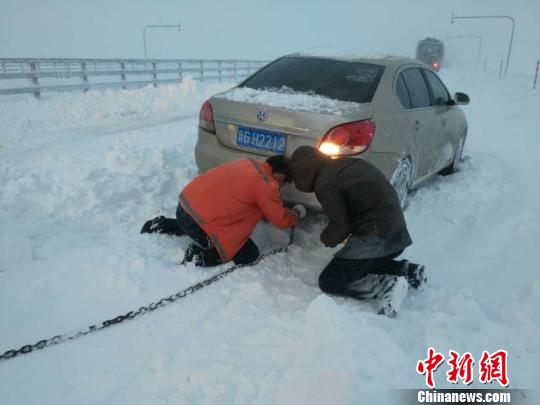 A vehicle is trapped in a blizzard in northwest China's Xinjiang Uygur Autonomous Region, Nov. 12, 2016. (Photo/Chinanews.com)
