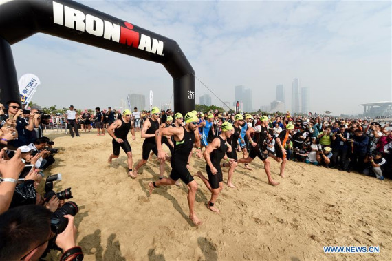 Participants run to swim during the 2016 Ironman 70.3 Xiamen competition in Xiamen, southeast China's Fujian Province, Nov. 13, 2016. (Photo: Xinhua/Jiang Kehong)