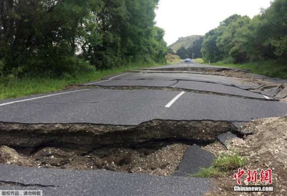 A road in South Island of New Zealand collapses after it is hit by a severe earthquake, Nov. 13, 2016. (Photo/Chinanews.com)